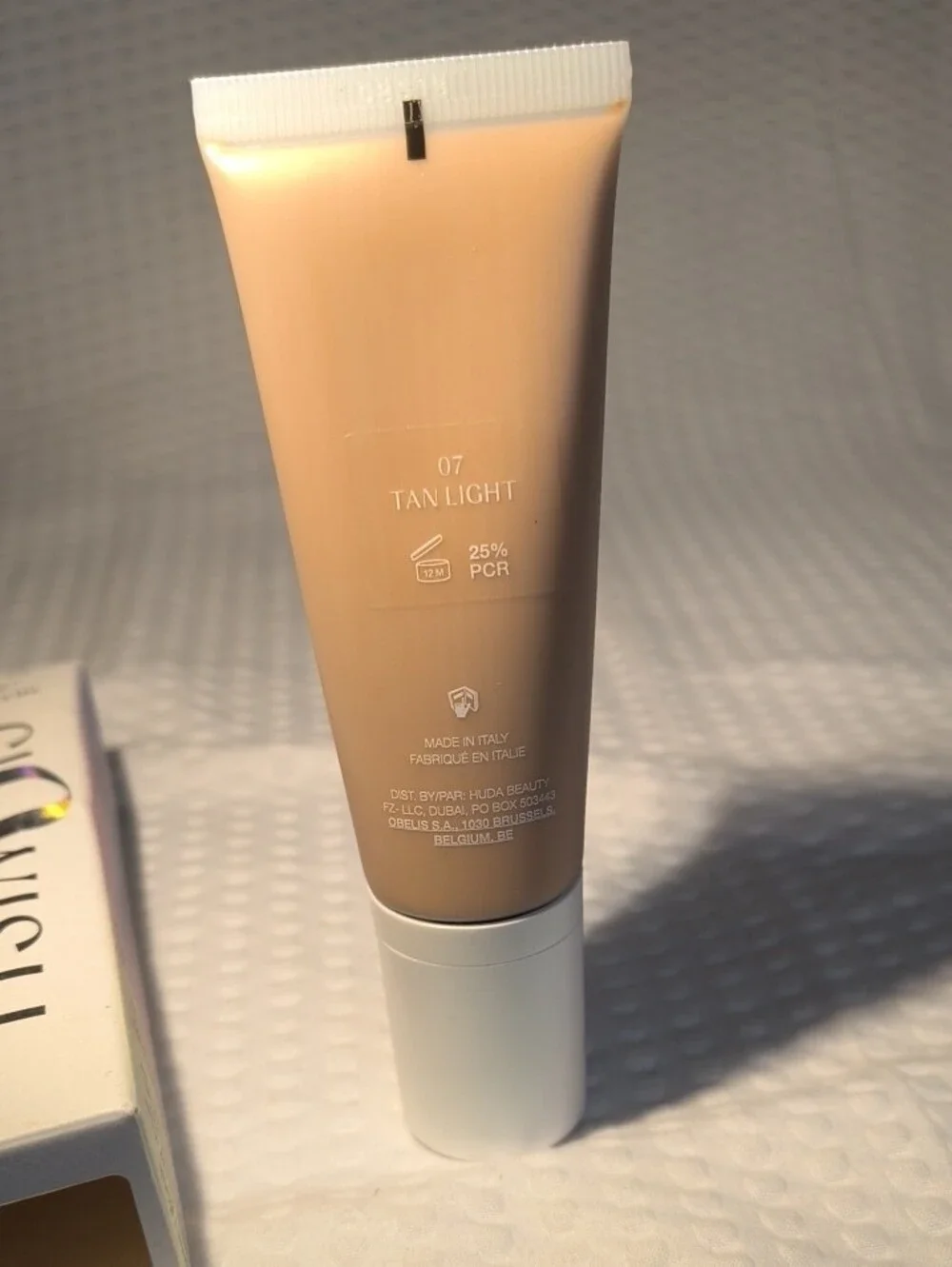 Huda Beauty Glowish MultiTidew Skin Tint 07 Tan Light